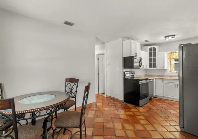 Photo 2 of Sale Pending at 329 21st Road Sw, Vero Beach, FL 32962 | MLS# B26074440 | Listing updated on 2026-10-01