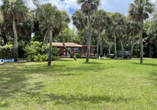 Photo 2 of Single family home for sale at 806 S Lakeside Dr, Lake Worth Beach, FL 33460 | MLS# B26074992 | Listing updated on 2026-09-25