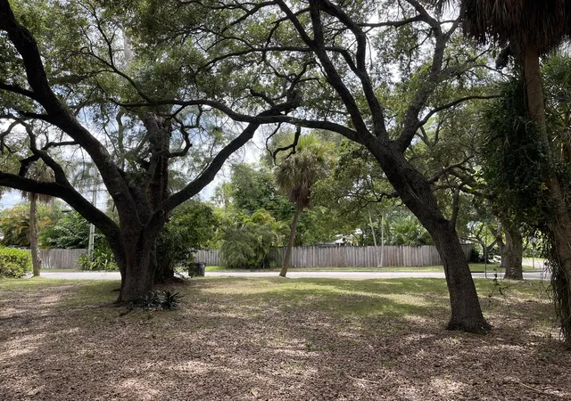 Photo 3 of Single family home for sale at 806 S Lakeside Dr, Lake Worth Beach, FL 33460 | MLS# B26074992 | Listing updated on 2026-09-25