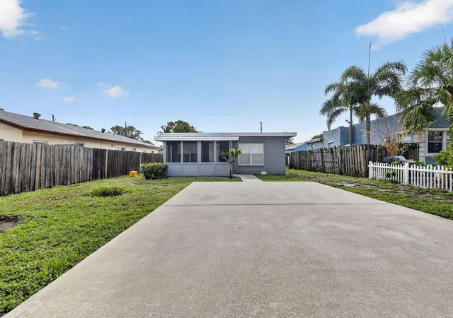 Photo 3 of Single family home for sale at 323 Nw 4th Avenue, Delray Beach, FL 33444 | MLS# B26075456 | Listing updated on 2026-10-08