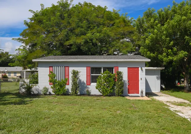 Photo 1 of Single family home for sale at 2405 3rd Avenue Se, Vero Beach, FL 32962 | MLS# B26075671 | Listing updated on 2026-09-27