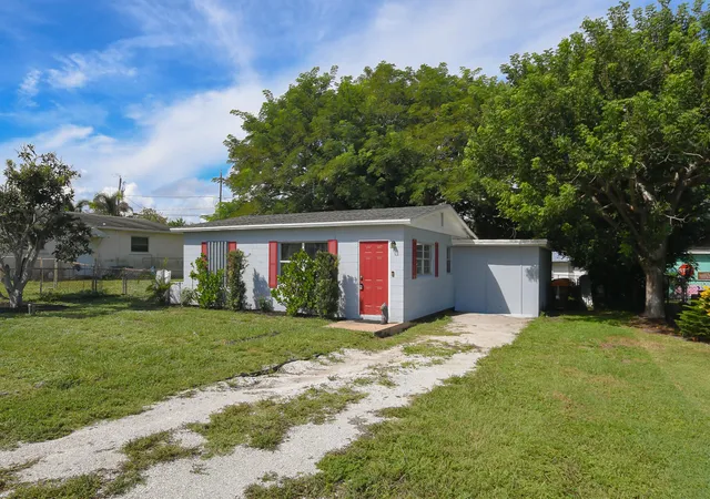 Photo 3 of Single family home for sale at 2405 3rd Avenue Se, Vero Beach, FL 32962 | MLS# B26075671 | Listing updated on 2026-09-27