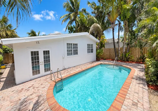 Photo 2 of Single family home for sale at 211 Dartmouth Dr, Lake Worth Beach, FL 33460 | MLS# B26075794 | Listing updated on 2026-10-10