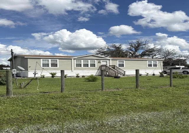 Photo 1 of Single family home for sale at 455 N Datil St, Clewiston, FL 33440 | MLS# B26075820 | Listing updated on 2026-10-08