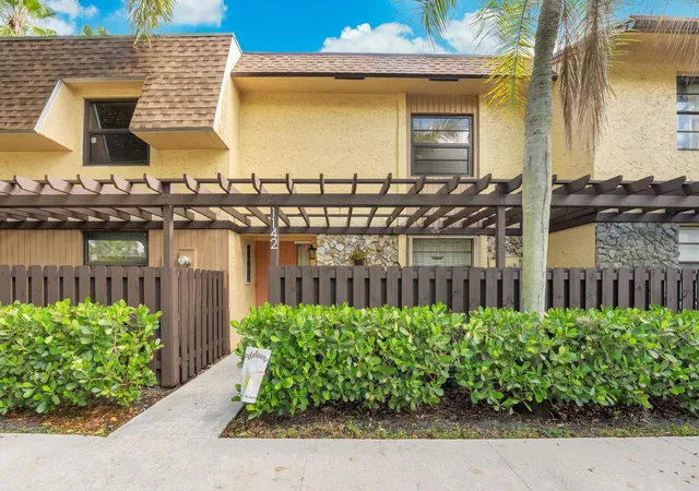 Townhouse for sale at 1142 N University Dr, Plantation, FL 33322 | MLS# B26076742