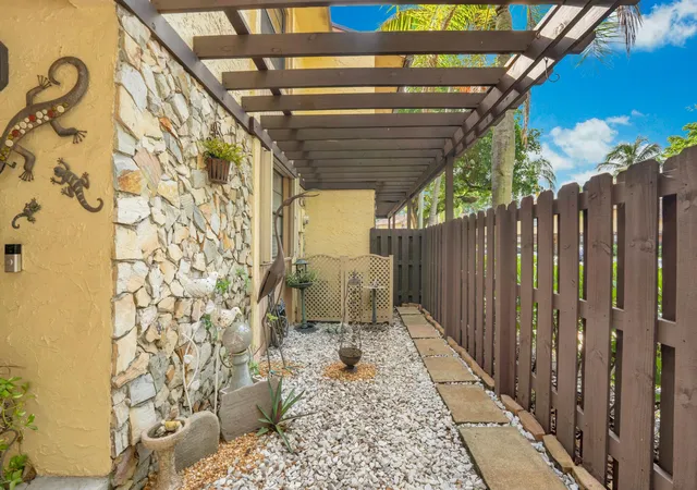 Photo 2 of Townhouse for sale at 1142 N University Dr, Plantation, FL 33322 | MLS# B26076742 | Listing updated on 2026-10-10