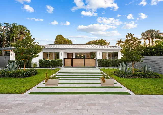 Photo 2 of Single family home for sale at 2000 Coral Gdns Dr, Wilton Manors, FL 33306 | MLS# B26077260 | Listing updated on 2026-10-08
