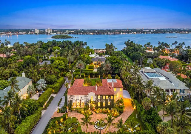 Photo 3 of Mansion for sale at 111 Via Del Lago, Palm Beach, FL 33480 | MLS# B26077347 | Listing updated on 2026-10-10