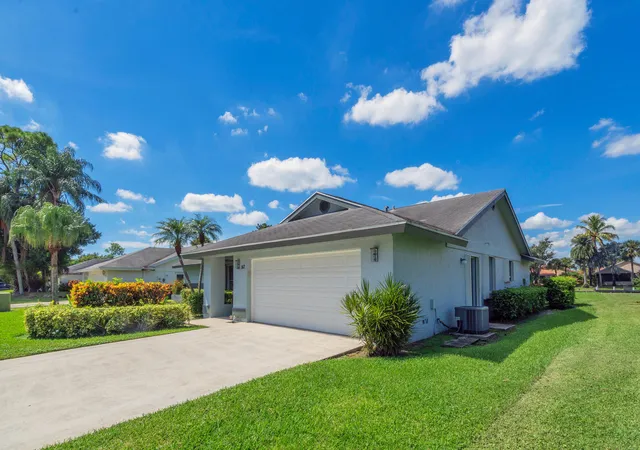 Photo 3 of Single family home for sale at 142 Parkwood Dr, Royal Palm Beach, FL 33411 | MLS# B26077523 | Listing updated on 2026-10-08
