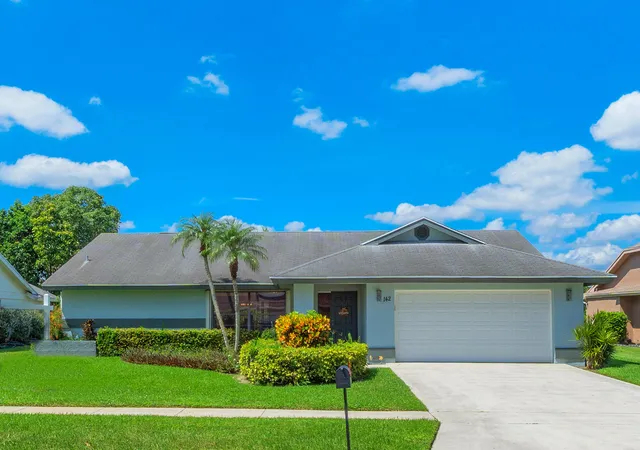 Photo 4 of Single family home for sale at 142 Parkwood Dr, Royal Palm Beach, FL 33411 | MLS# B26077523 | Listing updated on 2026-10-08
