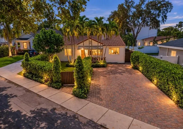 Single family home for sale at 712 Ponce De Leon Dr, Fort Lauderdale, FL 33316 | MLS# B26077559