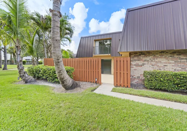 Photo 2 of Townhouse for sale at 5726 Se Windsong Ln #324, Stuart, FL 34997 | MLS# B26077563 | Listing updated on 2026-10-07