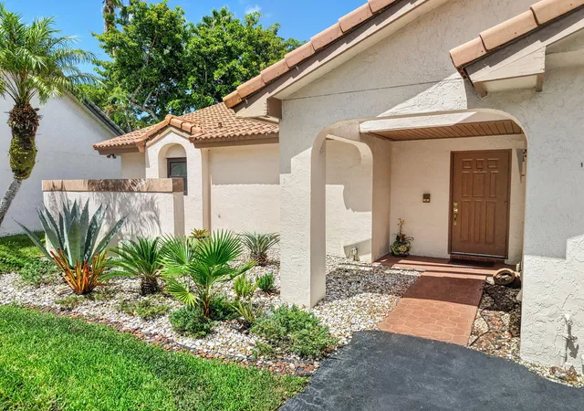 Photo 3 of Single family home for sale at 2067 Montpeliar, Weston, FL 33326 | MLS# B26077571 | Listing updated on 2026-10-10