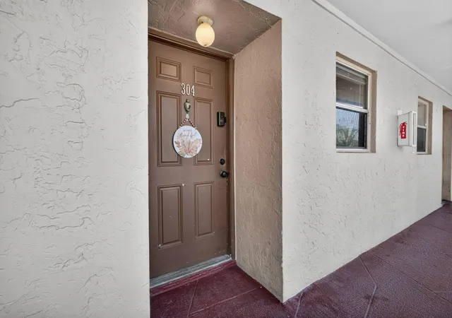 Listing Photo 4 - Condo for sale in building located at 120 Sparrow Dr, Royal Palm Beach, FL 33411 - Unit #304