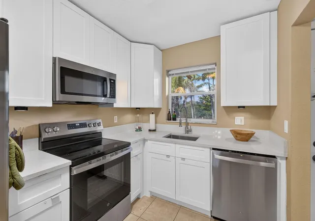 Listing Photo 5 - Condo for sale in building located at 120 Sparrow Dr, Royal Palm Beach, FL 33411 - Unit #304