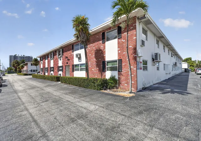 Photo 2 of Condo for sale at 810 Lake Shore Dr #25, West Palm Beach, FL 33403 | MLS# B26077781 | Listing updated on 2026-10-09