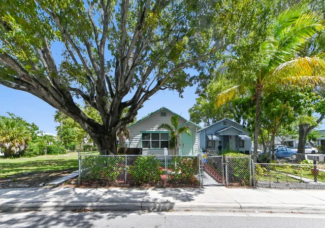 Photo 2 of Single family home for sale at 218 N H St, Lake Worth Beach, FL 33460 | MLS# B26077998 | Listing updated on 2026-10-10