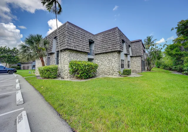 Photo 3 of Condo for sale at 3101 Oakland Shrs Dr #H210, Oakland Park, FL 33309 | MLS# B26078196 | Listing updated on 2026-10-10