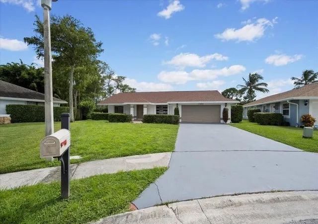Photo 3 of Single family home for sale at 13950 Barberry Ct, Wellington, FL 33414 | MLS# B26078257 | Listing updated on 2026-09-23