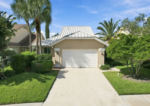 Single family home for sale at 352 River Edge Rd, Jupiter, FL 33477 | MLS# B26078342