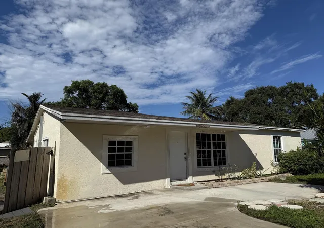 Single family home for sale at 2829 Shawnee Rd, West Palm Beach, FL 33406 | MLS# B26078451
