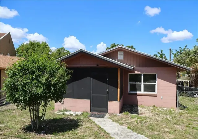 Single family home for sale at 517 Harris St, Sebring, FL 33870 | MLS# B26078621
