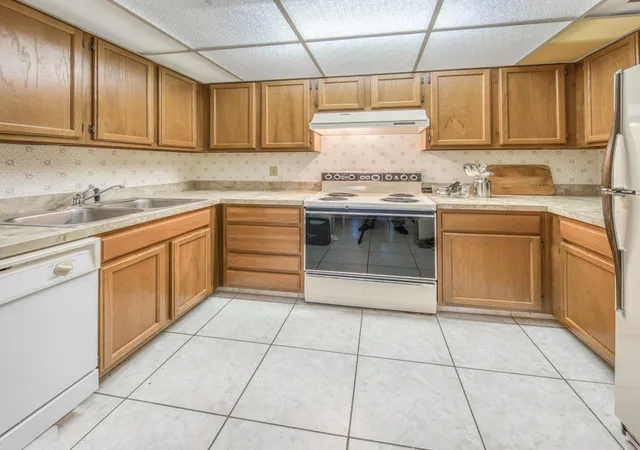 Photo 4 of Condo for sale at 815 Andrew Redding Rd #302, Lantana, FL 33462 | MLS# B26078686 | Listing updated on 2026-10-10
