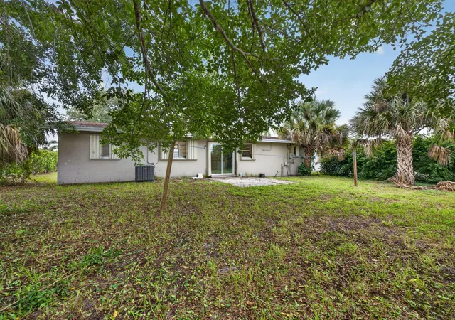 Photo 2 of Single family home for sale at 913 Nw 10th Terrace, Stuart, FL 34994 | MLS# B26079074 | Listing updated on 2026-10-07