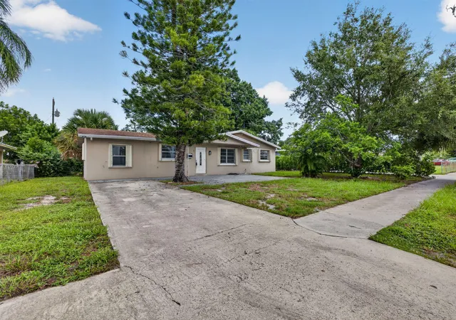 Photo 3 of Single family home for sale at 913 Nw 10th Terrace, Stuart, FL 34994 | MLS# B26079074 | Listing updated on 2026-10-07