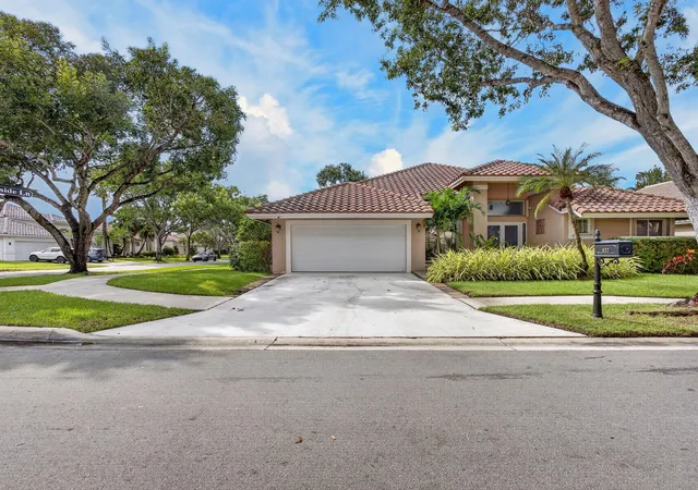 Photo 1 of Sale Pending at 832 Waterview Dr, Weston, FL 33326 | MLS# B26079107 | Listing updated on 2026-09-30