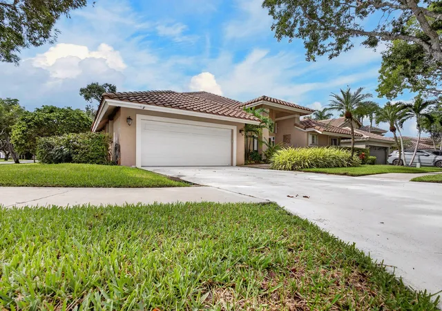 Photo 2 of Sale Pending at 832 Waterview Dr, Weston, FL 33326 | MLS# B26079107 | Listing updated on 2026-09-30