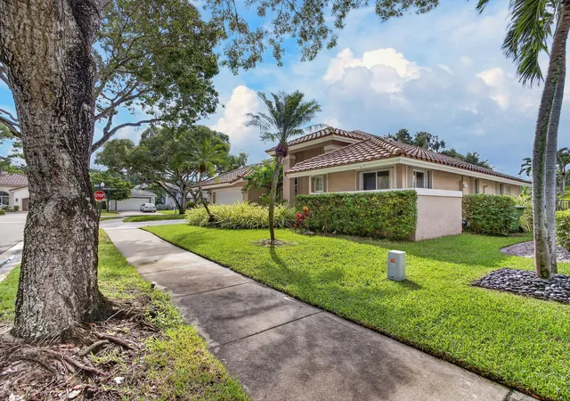 Photo 3 of Sale Pending at 832 Waterview Dr, Weston, FL 33326 | MLS# B26079107 | Listing updated on 2026-09-30