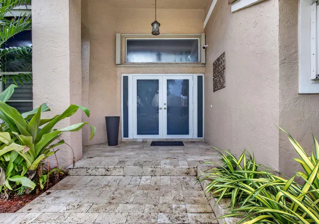 Photo 3 of Sale Pending at 832 Waterview Dr, Weston, FL 33326 | MLS# B26079107 | Listing updated on 2026-09-30