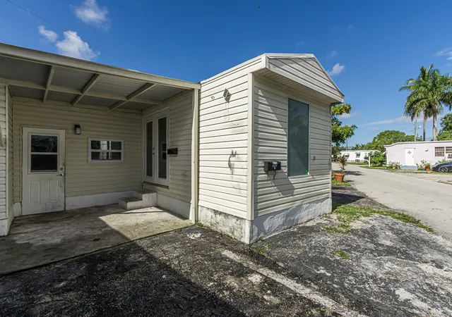 Photo 2 of Manufactured home for sale at 2776 Nw 29th Place, Oakland Park, FL 33311 | MLS# B26079323 | Listing updated on 2026-09-23