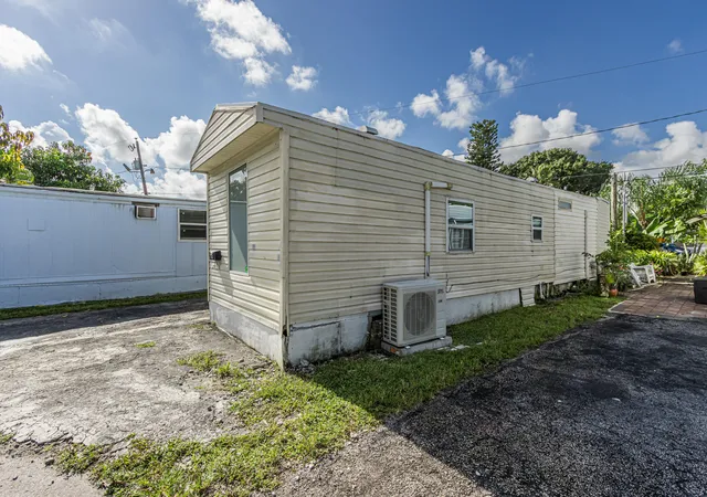 Photo 3 of Manufactured home for sale at 2776 Nw 29th Place, Oakland Park, FL 33311 | MLS# B26079323 | Listing updated on 2026-09-23