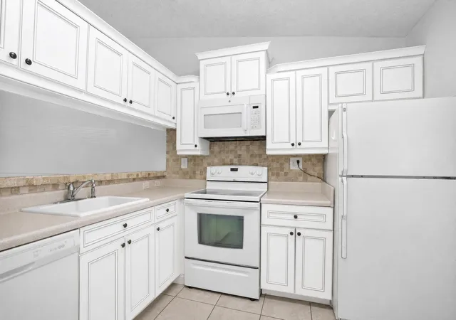 Listing Photo 3 - Condo for sale in building located at 9919 Nob Hl Ct, Sunrise, FL 33351 - Unit #9919