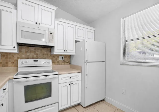 Listing Photo 4 - Condo for sale in building located at 9919 Nob Hl Ct, Sunrise, FL 33351 - Unit #9919