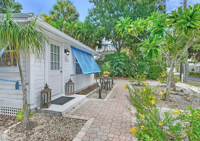 Photo 2 of Single family home for sale at 616 Sw Cleveland Ave, Stuart, FL 34994 | MLS# B26079792 | Listing updated on 2026-10-10