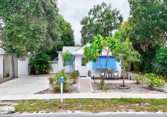 Photo 3 of Single family home for sale at 616 SW Cleveland Ave, Stuart, FL 34994 | MLS# B26079792 | Listing updated on 2026-10-10