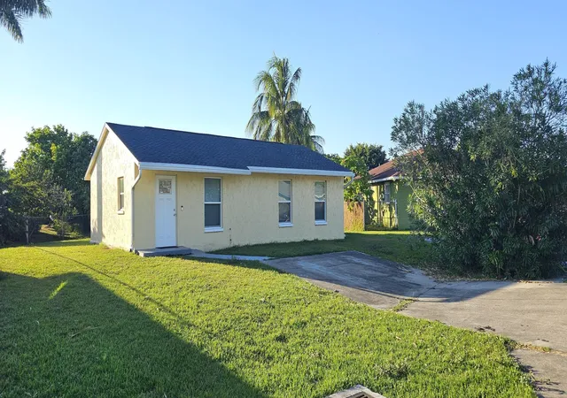 Single family home for sale at 323 Seminole Ct, Pahokee, FL 33476 | MLS# B26079970