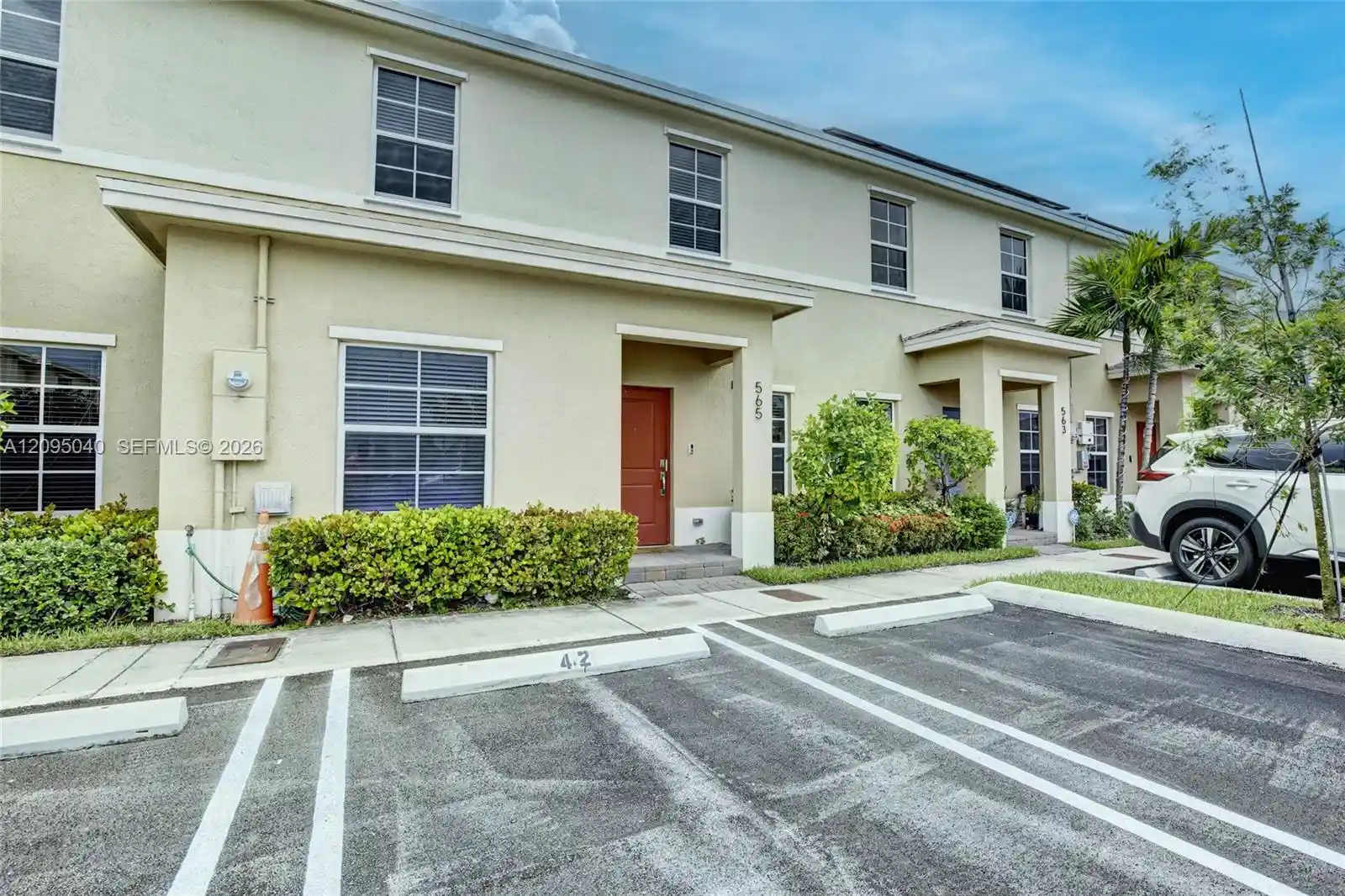 Photo 1 of Townhouse for sale at 565 Ne 5th Place, Florida City, FL 33034 | MLS# A12095040 | Listing updated on 2026-10-21