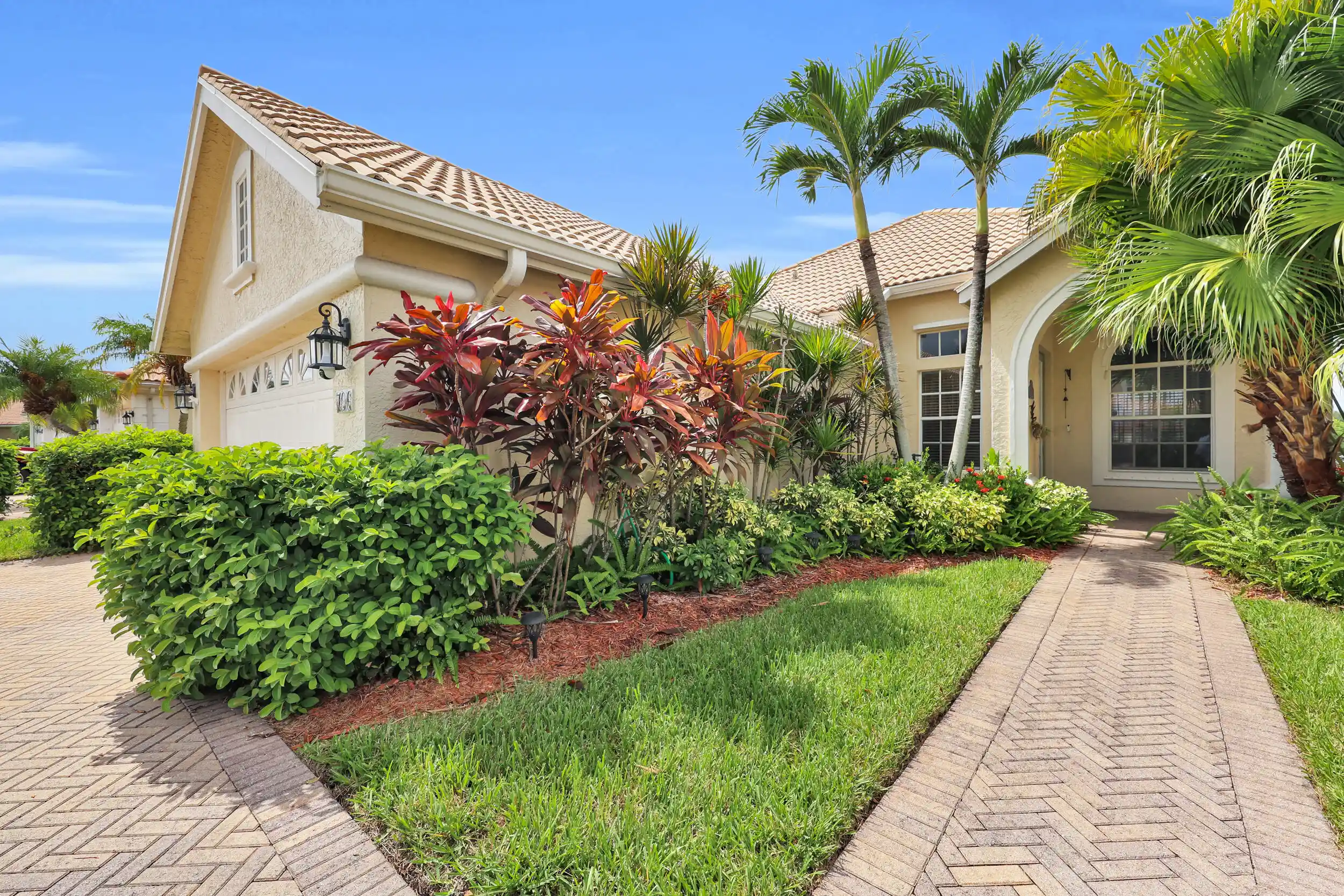 Photo 1 of Sale Pending at 706 Sw Aruba Bay, Port Saint Lucie, FL 34986 | MLS# B26080194 | Listing updated on 2026-10-23