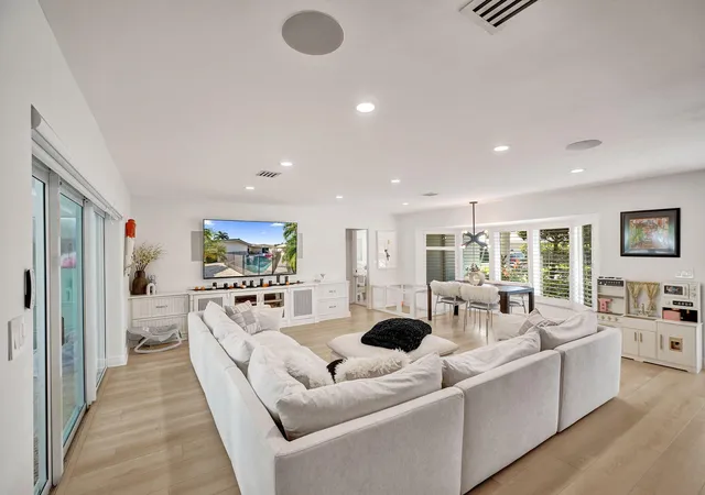 Photo 3 of Single family home for sale at 4200 Ne 22nd Terrace, Lighthouse Point, FL 33064 | MLS# B26080211 | Listing updated on 2026-10-10