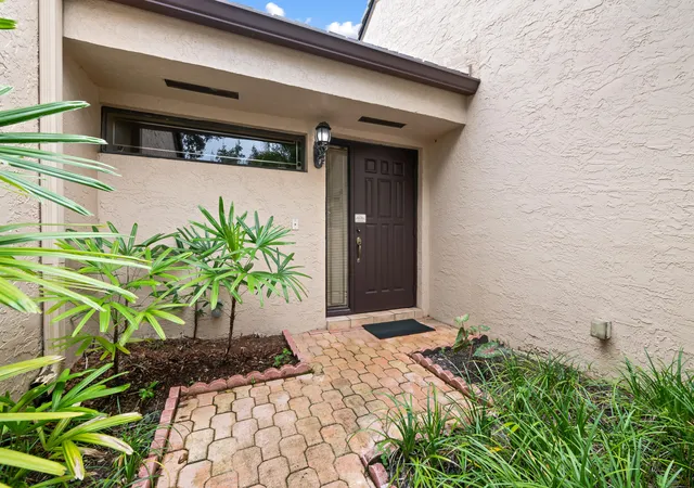 Photo 2 of Sale Pending at 9212 Chelsea Dr N, Plantation, FL 33324 | MLS# B26080309 | Listing updated on 2026-10-06