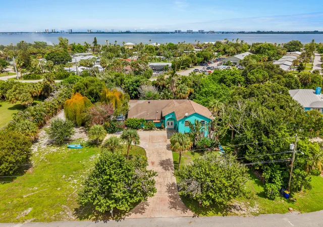 Photo 2 of Single family home for sale at 1271 Ne Sunrise Ter, Jensen Beach, FL 34957 | MLS# B26080332 | Listing updated on 2026-09-30