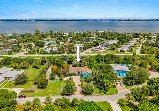 Photo 3 of Single family home for sale at 1271 Ne Sunrise Ter, Jensen Beach, FL 34957 | MLS# B26080332 | Listing updated on 2026-09-30