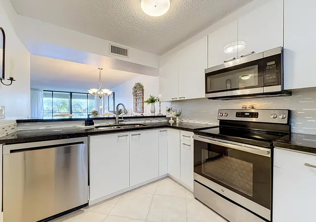 Listing Photo 3 - Condo for sale in building located at 6219 Coral Lake Dr, Margate, FL 33063 - Unit #207