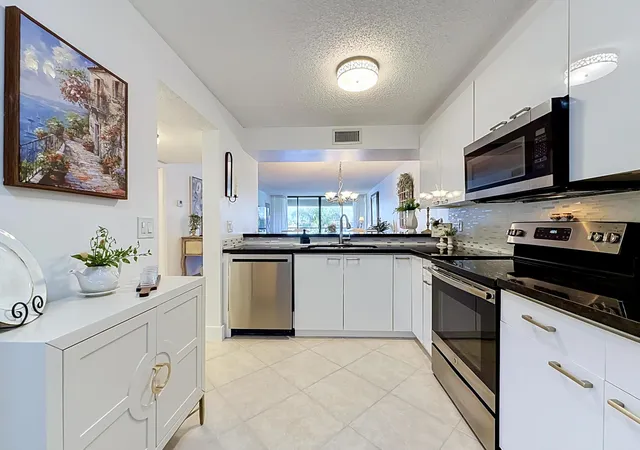 Listing Photo 4 - Condo for sale in building located at 6219 Coral Lake Dr, Margate, FL 33063 - Unit #207