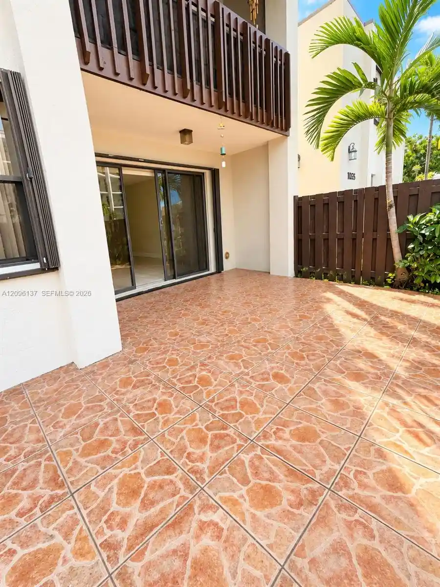 Listing Photo 1 - Condo for sale in 10135 Nw 9Th St Cir located at 10135 Nw 9Th St Cir, Miami, FL 33172 - Unit #5-106
