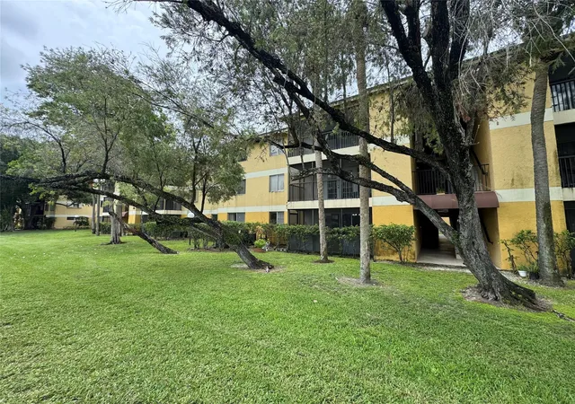 Listing Photo 4 - Condo for sale in building located at 3013 N Oakland Forest Dr, Oakland Park, FL 33309 - Unit #106